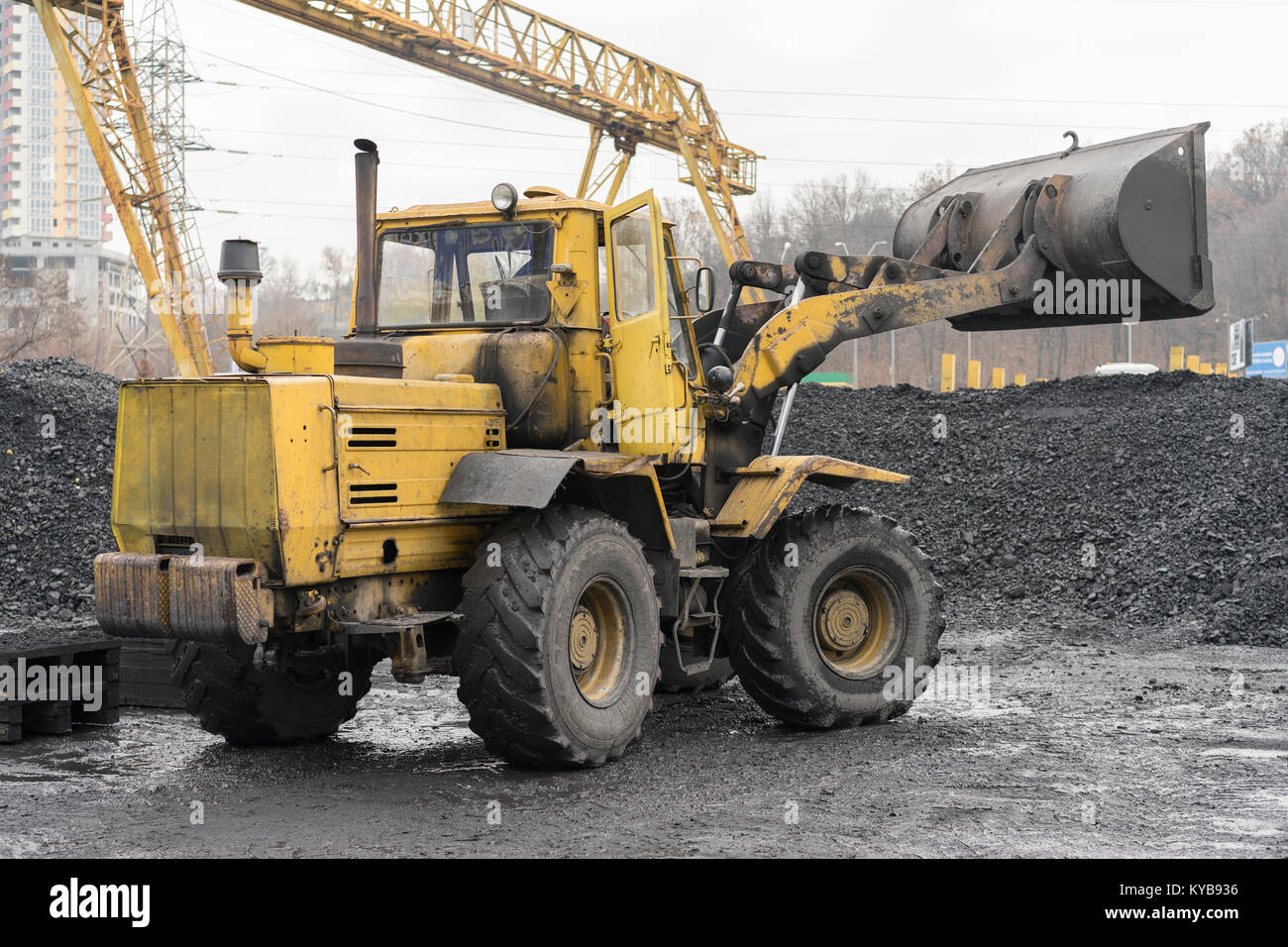 Bulldozer giallo nei pressi della montagna di carbone Foto Stock