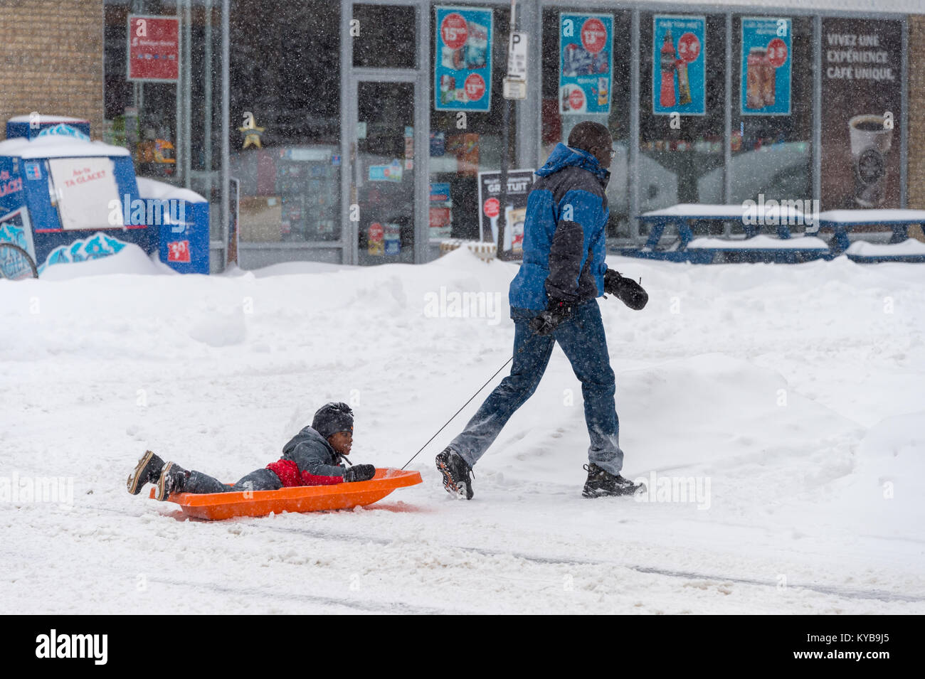 Montreal, Canada - 13 Gennaio 2018: un padre è camminare con kid su sled Foto Stock