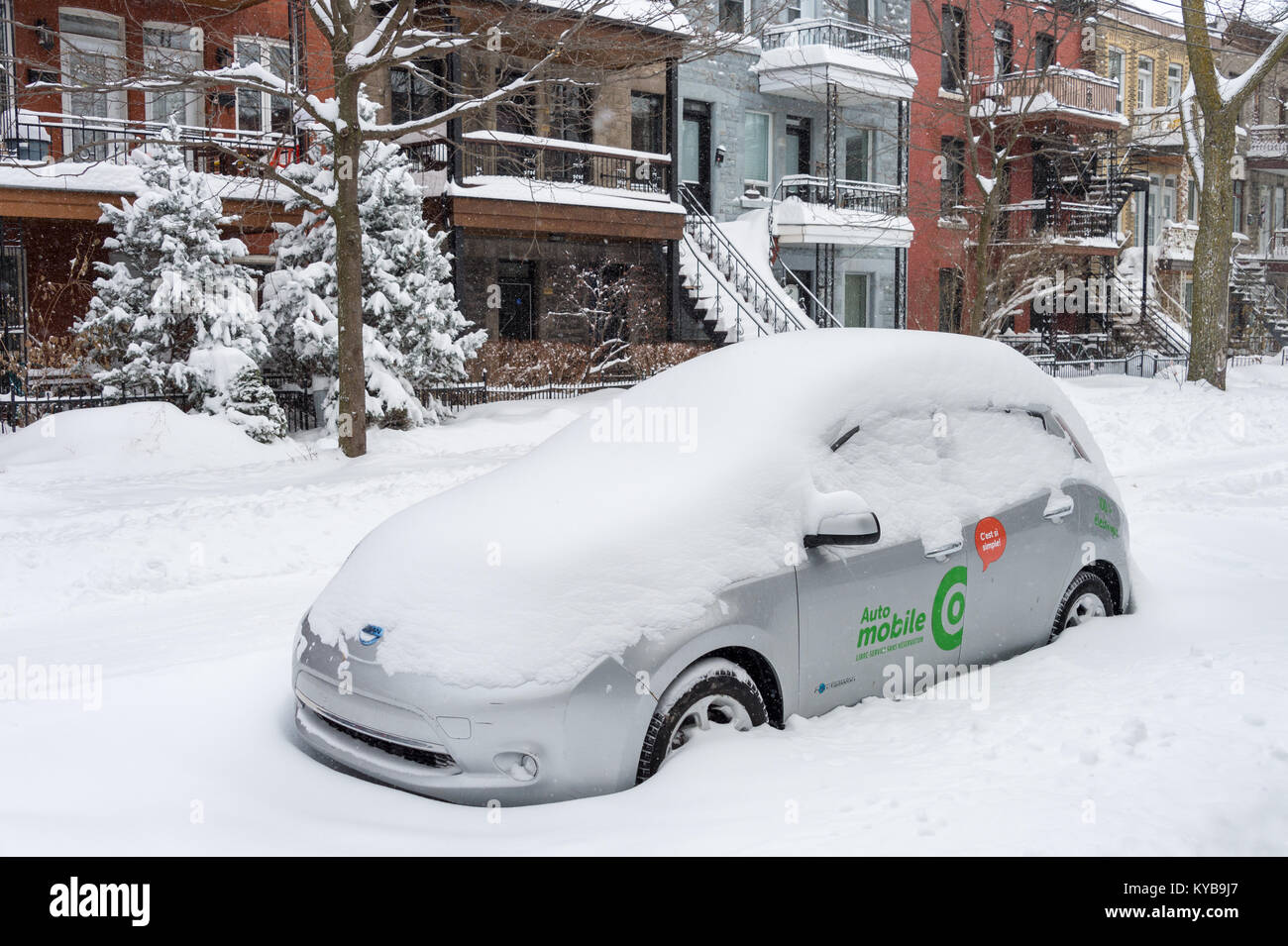Montreal, Canada - 13 Gennaio 2018: car sharing Communauto vehicule sepolto nella neve durante la tempesta di neve Foto Stock
