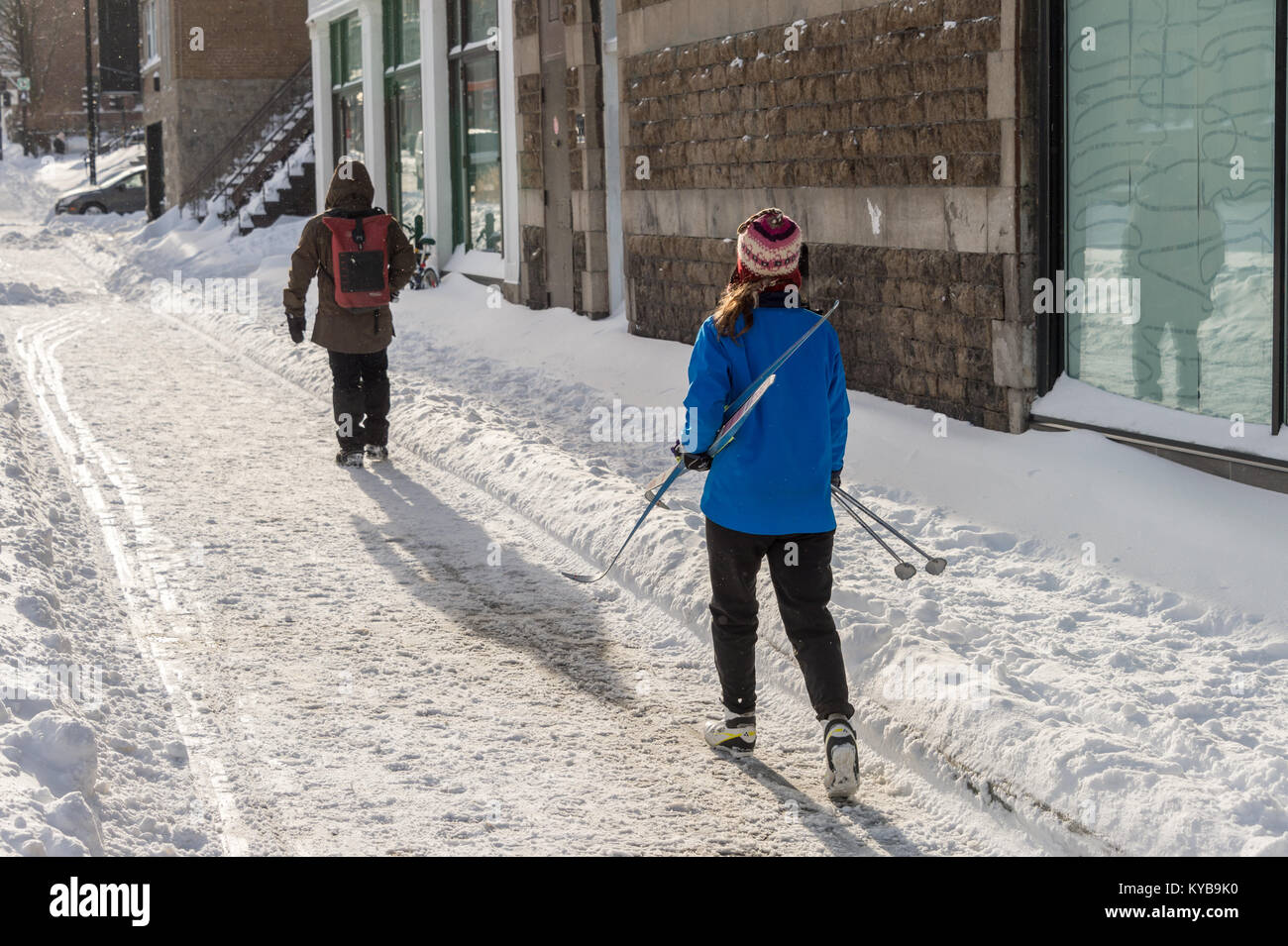 Montreal, Canada - 13 Gennaio 2018: Donna azienda sci di fondo sci andando a Mont Royal Foto Stock