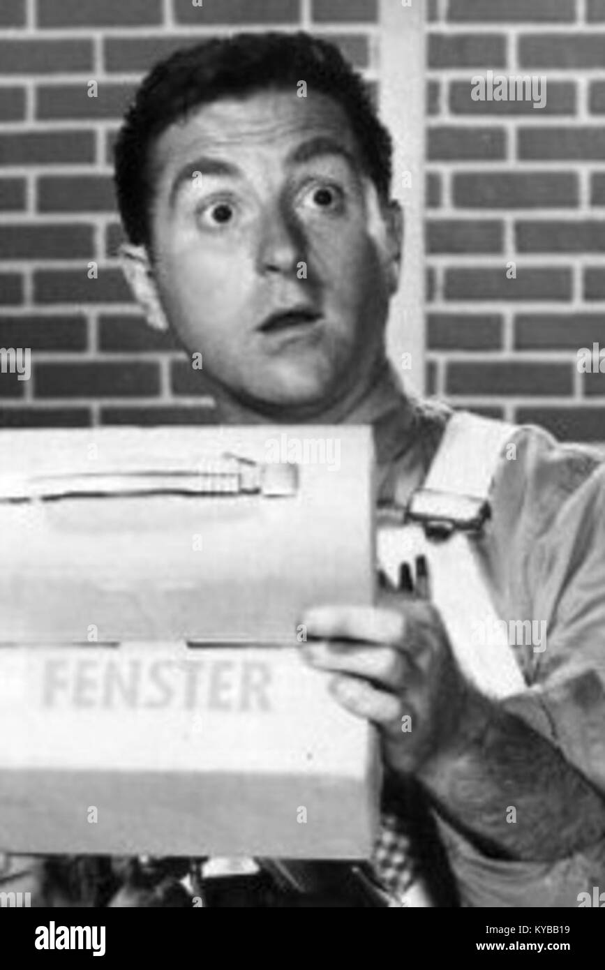 *I'm Dickens, He's Fenster* (1962) era una sitcom televisiva con Marty Ingels, che combinava commedia slapstick e umorismo. Si concentrò sulle disavventure di due personaggi, mettendo in evidenza la televisione americana della metà del XX secolo. Foto Stock