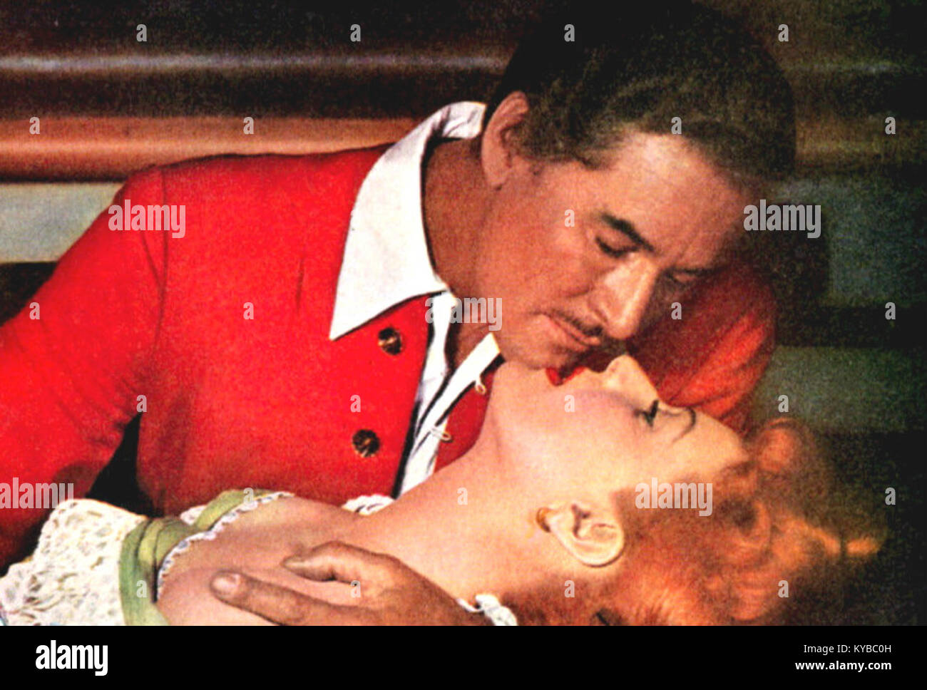 Questa immagine presenta Maureen o'Hara ed Errol Flynn, due attori iconici degli anni '1940, noti per il loro lavoro in classici film d'avventura e d'azione. La loro collaborazione in film come "le avventure di Robin Hood" li ha resi figure importanti a Hollywood durante questo periodo. Foto Stock