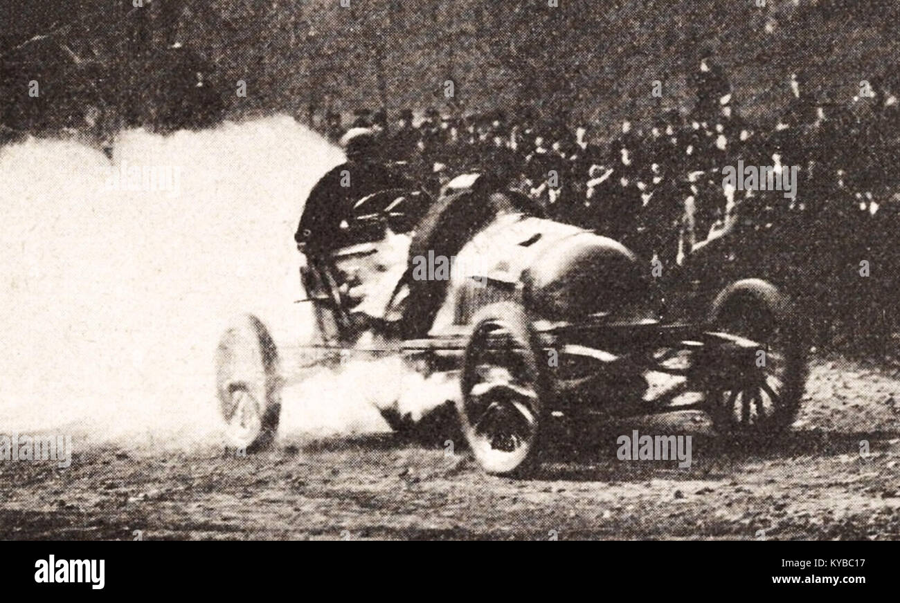 Fotografia del 1904 che mostra Maurice Bernin vincitore dell'Eagle Rock Hill Climb nel New Jersey, alla guida di un'auto Renault da 60 cv equipaggiata con pneumatici Michelin. Foto Stock