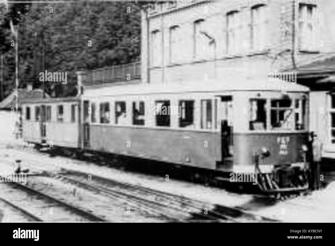 Questa fotografia raffigura la stazione ferroviaria di Koszalin Wask negli anni '1970 o '1980, mostrando l'ambiente della stazione, i binari, gli edifici e il suo ruolo nel trasporto locale e nelle infrastrutture. Foto Stock