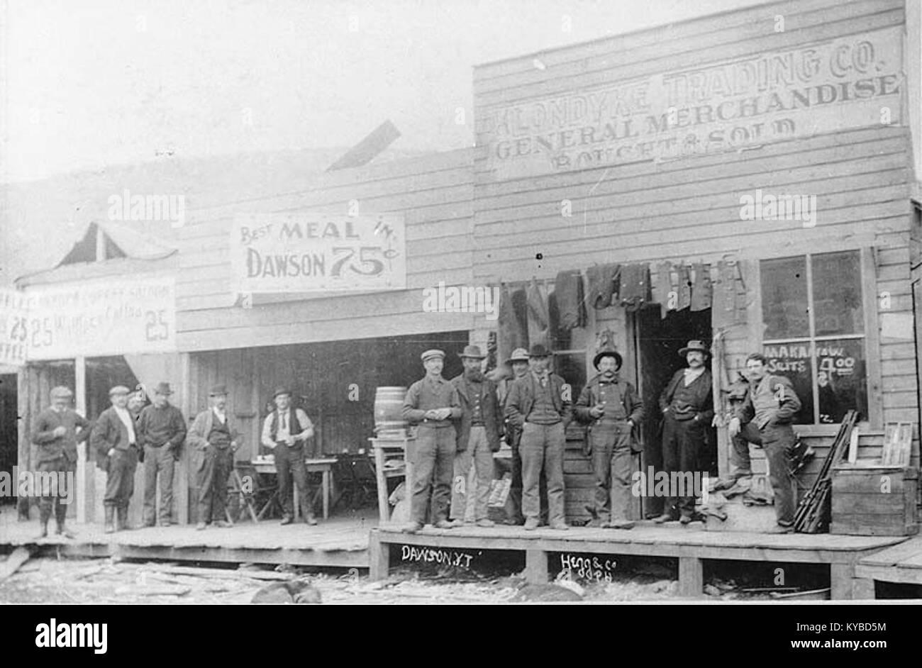 Fotografia tratta da circa 1899 uomini che mostrano uomini fuori dal negozio Klondyke Trading Co. A Dawson, territorio dello Yukon, che catturano un momento dell'era della corsa all'oro di Klondike. Foto Stock