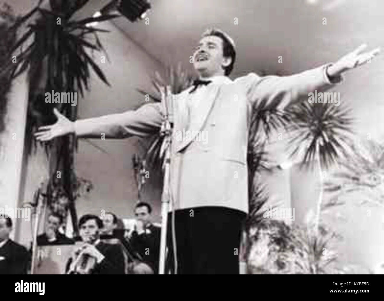 Questa immagine mostra il cantante italiano Domenico Modugno che si esibisce al Festival di Sanremo del 1958, un importante concorso musicale italiano, dove è diventato famoso per "nel blu dipinto di blu". Foto Stock