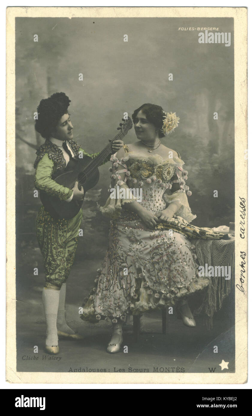 La fotografia "Les Sours W, Toile" di S. MONT mostra le donne andaluse che si esibiscono al Folies Bergère di Parigi, catturando lo spettacolo teatrale, i costumi e lo stile di danza andaluso. Foto Stock