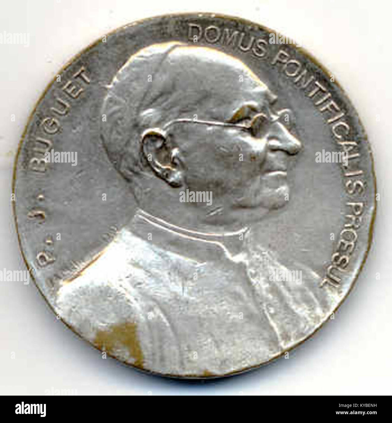 Questa fotografia mostra una medaglia commemorativa emessa per il 25° anniversario della basilica di Montligeon in Francia, raffigurante la facciata della chiesa in rilievo e segnando il suo status di luogo di pellegrinaggio e devozione. Foto Stock