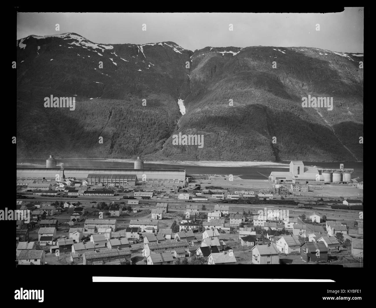 La fotografia digitale datata 16 dicembre 2014 raffigura la città di Mosjøen, Norvegia, incorniciando una scena invernale del suo ambiente costruito e dei dintorni naturali nella regione di Helgeland. Foto Stock