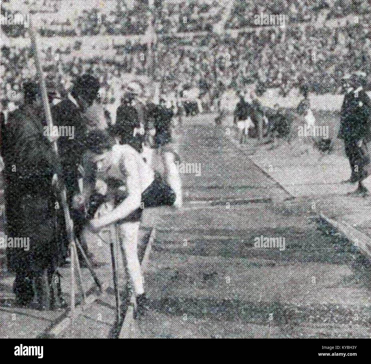 Questa immagine raffigura Myer Prinstein che ha vinto l'evento di salto lungo ai Giochi di Atene del 1906, mettendo in evidenza l'atletica leggera e le competizioni sportive internazionali dei primi anni del XX secolo. Foto Stock