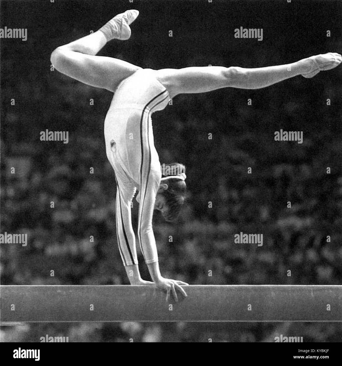 Questa immagine cattura Nadia Comăneci alle Olimpiadi di Montreal del 1976, dove ha fatto la storia segnando un 10,0 perfetto in ginnastica. La sua performance è ricordata come uno dei momenti più iconici della storia olimpica. Foto Stock