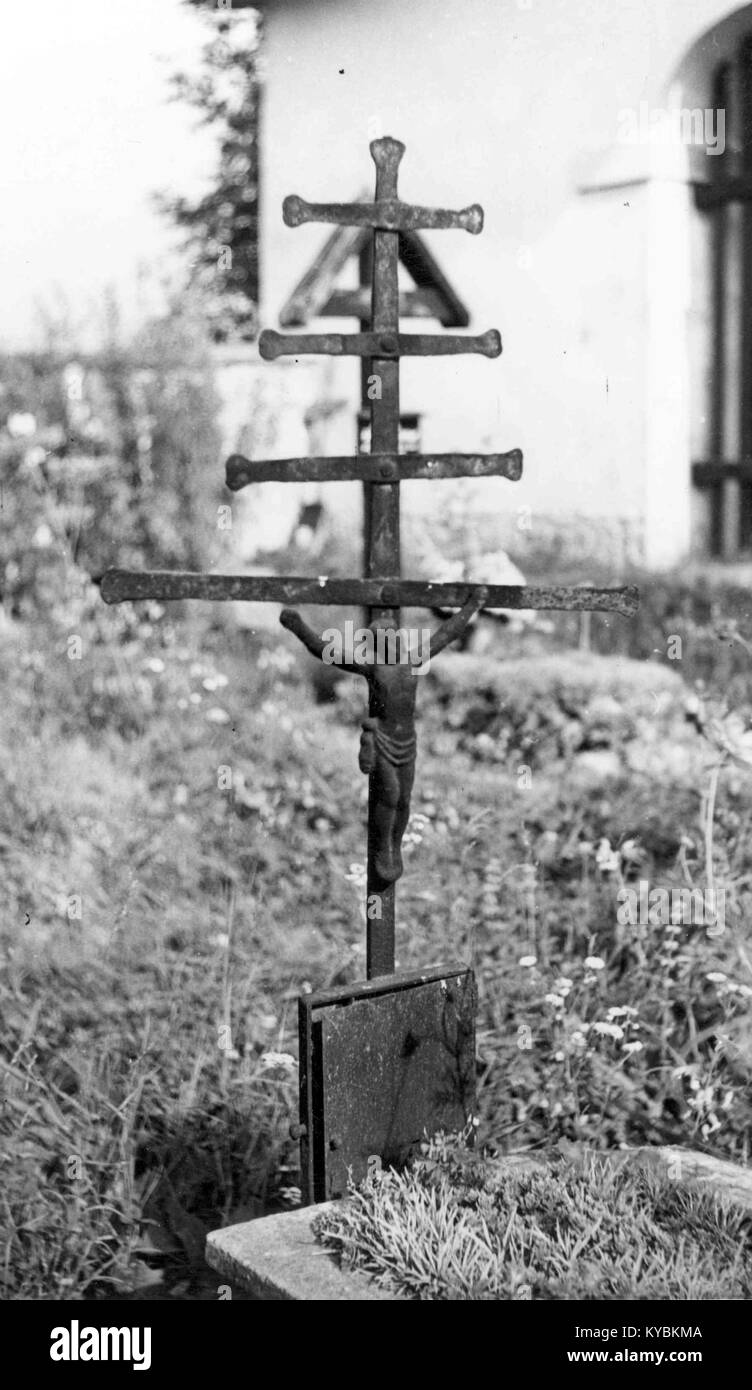 L'immagine del 1951 mostra una croce tombale con una croce processionale nella valle di Zilja, in Slovenia, che rappresenta l'arte religiosa locale e l'artigianato tradizionale cristiano. Foto Stock