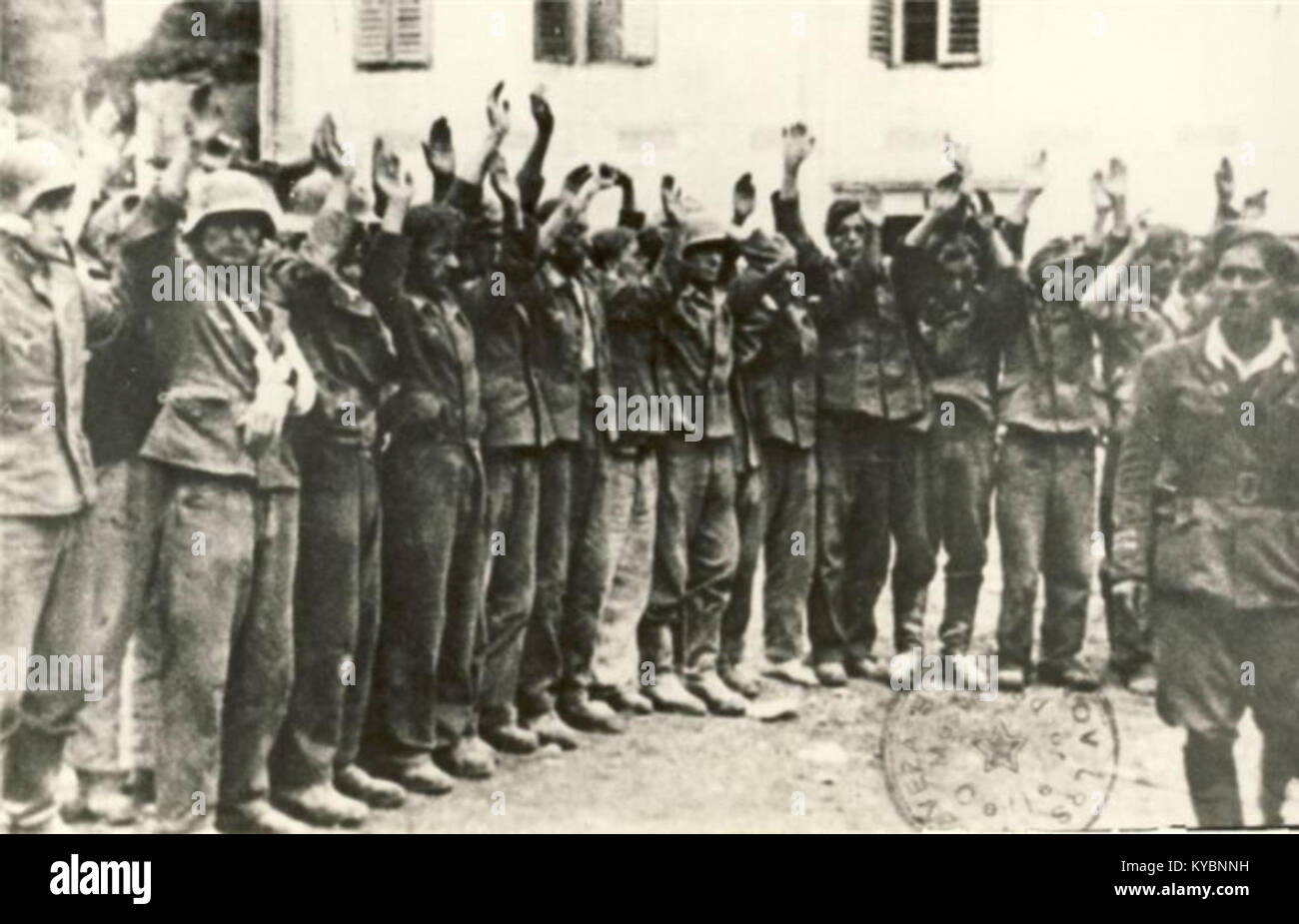 Una fotografia storica che mostra i prigionieri di guerra tedeschi dopo la battaglia di Ljubno durante la seconda guerra mondiale. L'immagine documenta i soldati catturati e le conseguenze del conflitto nella regione slovena. Foto Stock