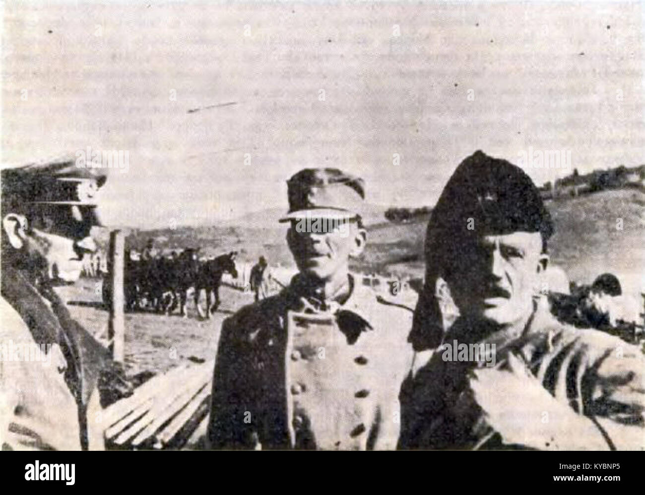 Fotografia che mostra un generale tedesco, un capitano della guardia interna, e un comandante Chetnik, che illustra la leadership militare e le strutture di comando nell'Europa orientale durante la guerra Foto Stock
