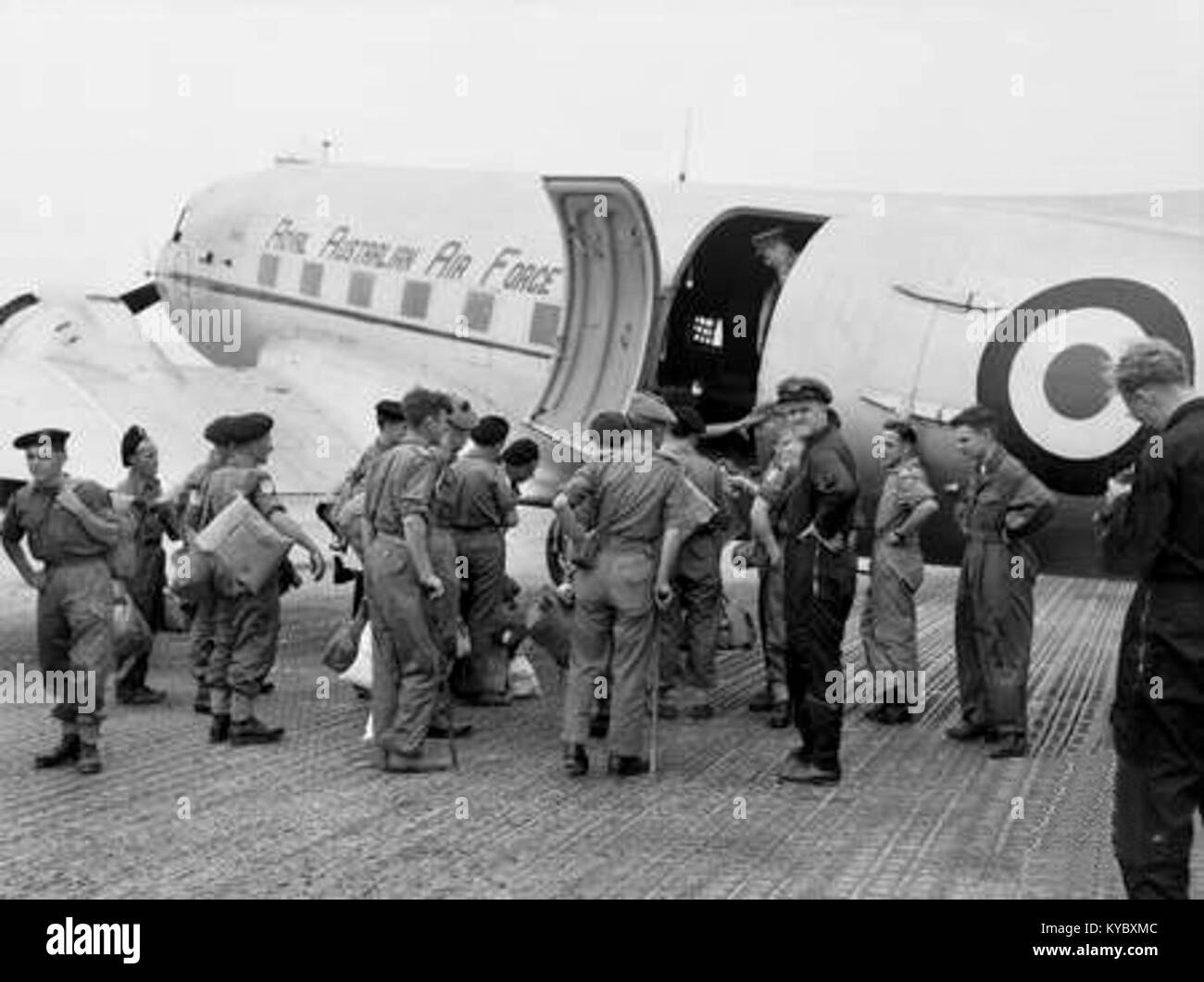 Il No. 36 Squadron partecipò alla guerra di Corea nel 1953. Lo Squadron, parte della Royal Australian Air Force, giocò un ruolo chiave nelle operazioni di supporto aereo e di combattimento. Questa immagine cattura le attività dello squadrone durante il conflitto. Foto Stock