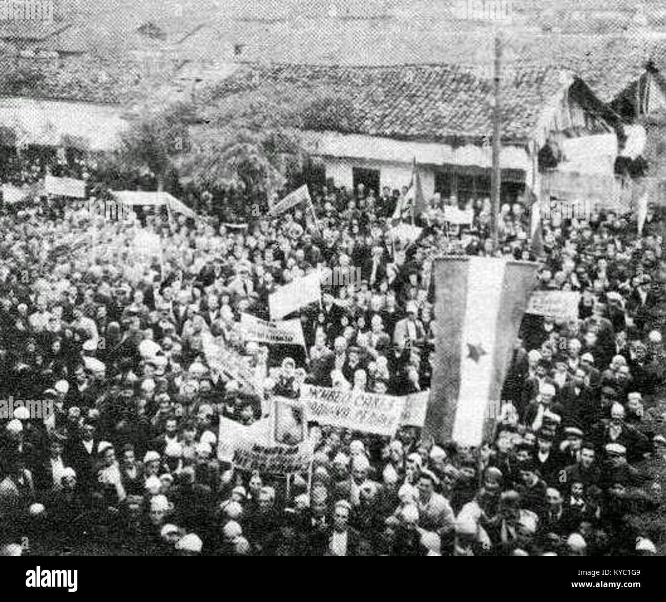 Novi Pazar 1944. Ho Mitingu parë pas Luftë së II Botërore, qytetarët me plisa të bardhë Foto Stock