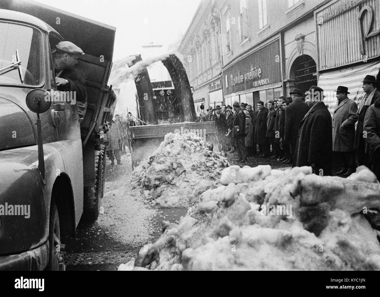 Una fotografia del 1964 che mostra una nuova macchina russa per la pulizia delle nevi in via Gosposka a Maribor, Slovenia, che documenta la tecnologia di manutenzione urbana della metà del XX secolo. Foto Stock