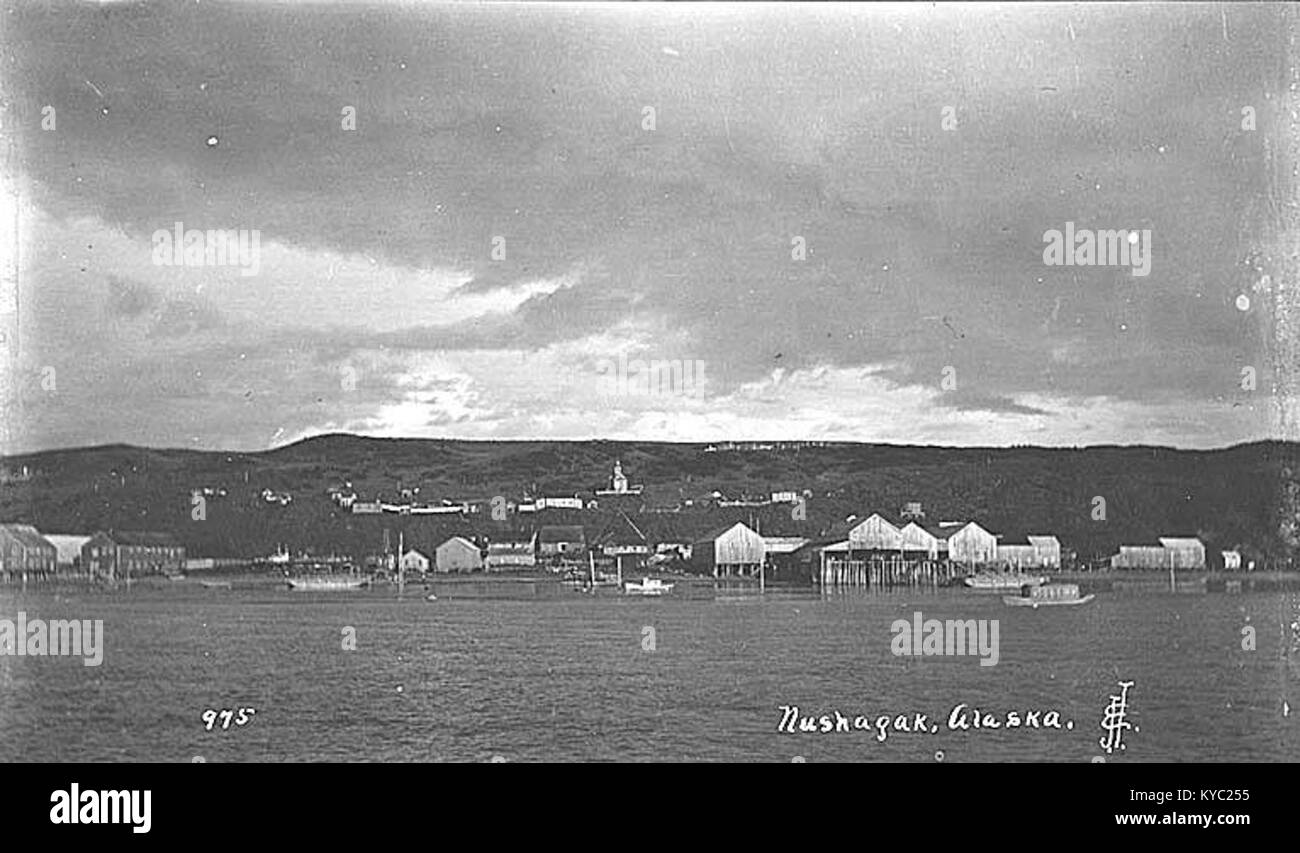 Una fotografia del 1912 che mostra Nushagak, Alaska, vista dall'acqua. L'immagine documenta il paesaggio e le strutture dell'insediamento durante i primi anni del XX secolo. Foto Stock