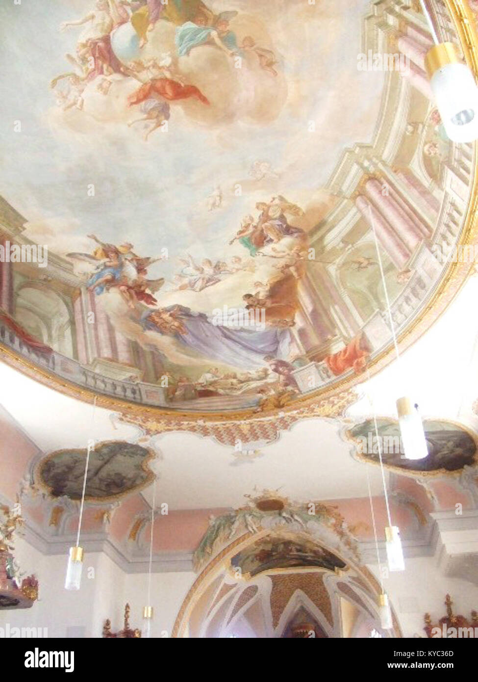 Chiesa di San Martino a Obergünzburg, Germania, una storica chiesa parrocchiale nota per la sua architettura barocca e il suo significato nel patrimonio religioso bavarese. Foto Stock