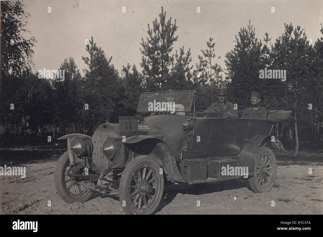 Una fotografia militare che mostra il colonnello Prutscher, capo di stato maggiore del II corpo, e il capitano Grötze, ufficiale delle comunicazioni telefoniche dello stesso corpo, durante il servizio. Foto Stock