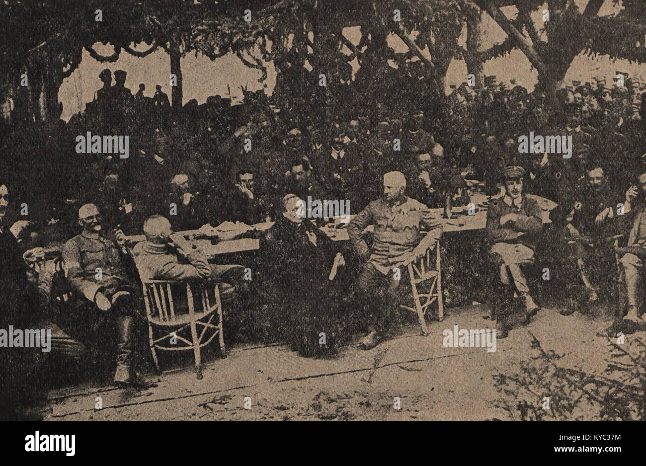 Questa foto raffigura i soldati delle legioni polacche in un pasto sul campo del 1916 (obiad) in Volinia, mostrando uniformi militari, attrezzature da disordine e ambiente sul campo durante la prima guerra mondiale Foto Stock