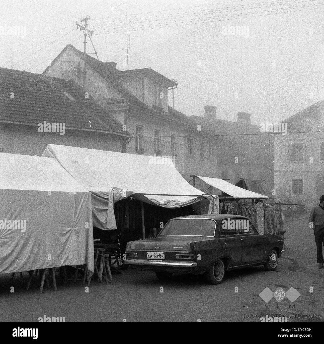 Artigiani e commercianti ambulanti in una fiera a Metlika, Slovenia, nel 1965, che raffigura il commercio locale, i prodotti fatti a mano, e attività del mercato comunitario. Foto Stock
