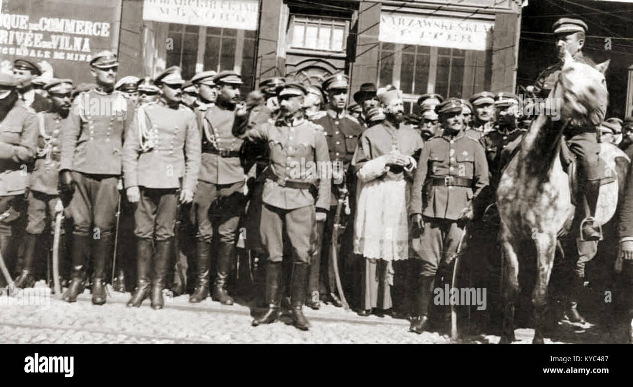 Questa fotografia mostra gli ufficiali dell'unità dell'esercito polacco WP a Minsk nel 1919, catturando uniformi, ranghi e la presenza militare durante il periodo post-prima guerra mondiale. Foto Stock