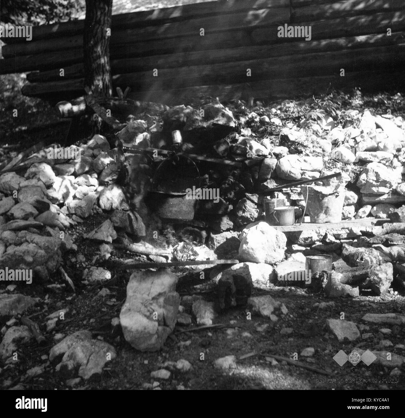 Un'immagine che mostra una fornace tradizionale all'aperto con una pentola da cucina utilizzata nell'allevamento dei suini nella regione SOFA nel 1952, che rappresenta la vita agricola rurale e le pratiche di preparazione degli alimenti. Foto Stock