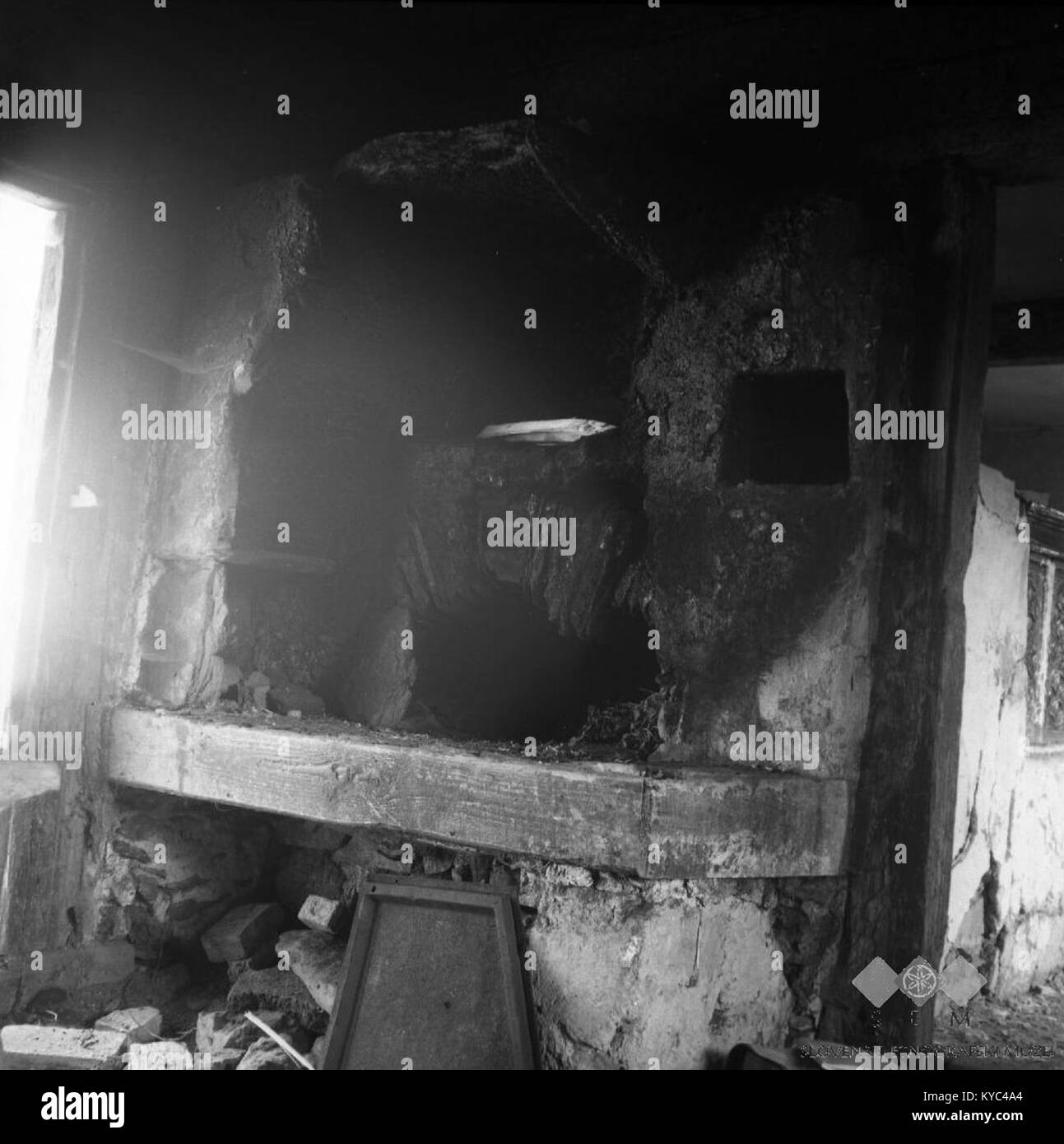 Ognjišče v Krečejevi lopi, v hiši peč, Spodnji Dolič 1963 Foto Stock