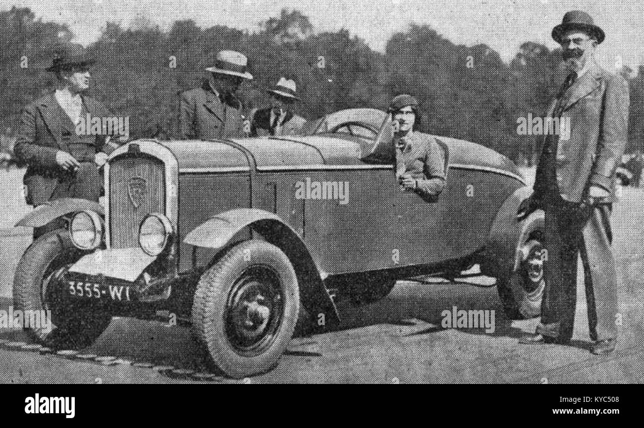 Olga Thibault si è classificata terza nel Rallye de Paris del 1935, guidando una Peugeot 401. La sua prestazione è riconosciuta come un risultato notevole nella storia europea degli sport motoristici all'inizio del XX secolo. Foto Stock