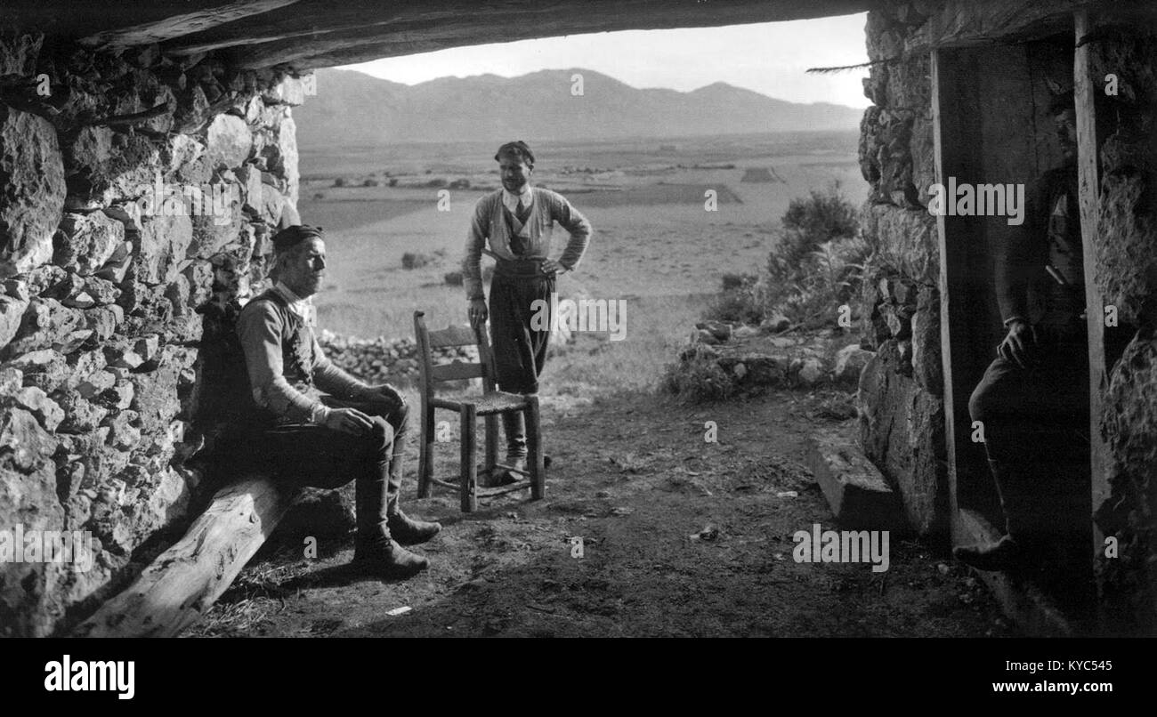 Gli abitanti di un villaggio di Omalos, Creta, 1911, Frédéric Boissonnas  Foto stock - Alamy