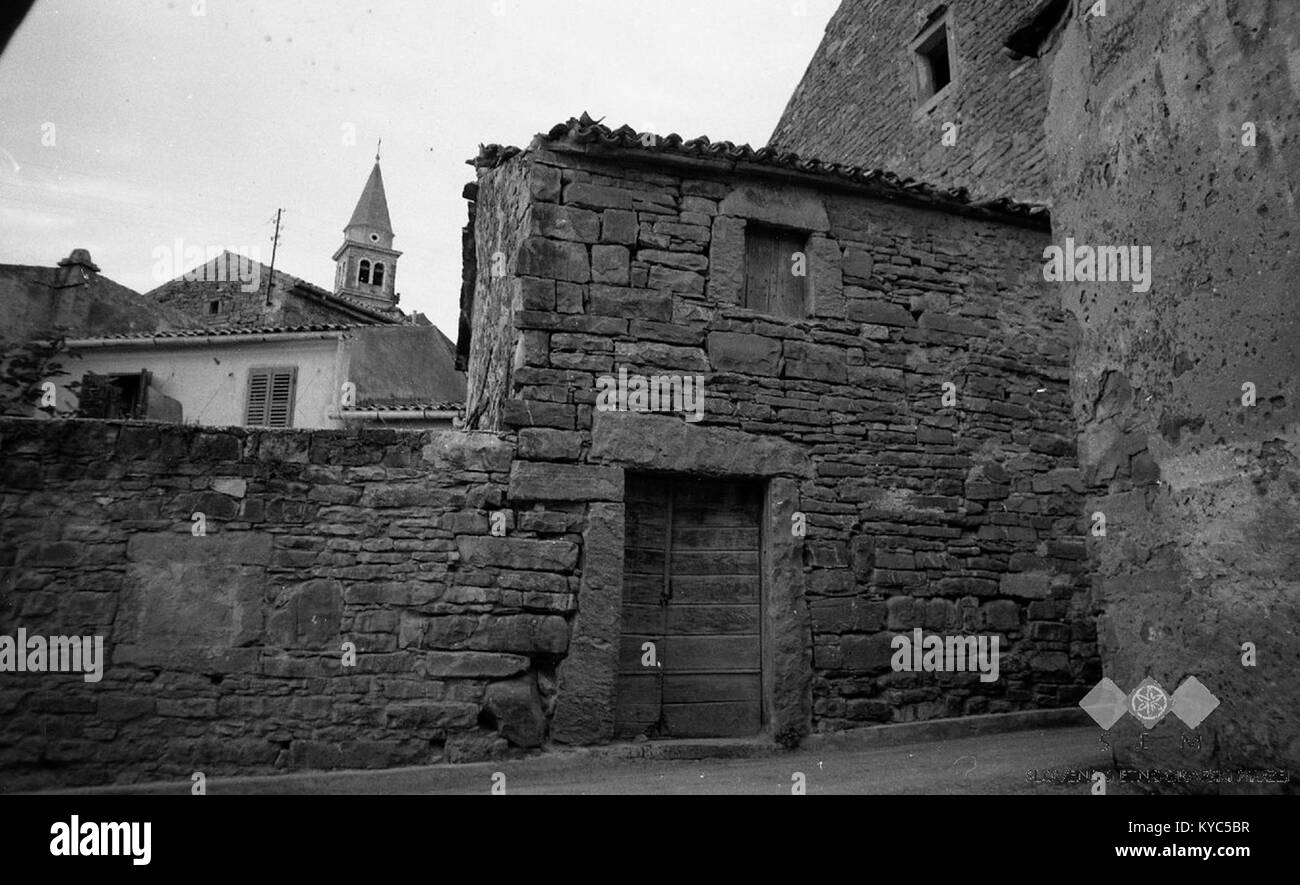 Fotografia in bianco e nero scattata nel 1967 che mostra i resti di una casa demolita a Rengetovi, Mackovlje (Slovenia), con detriti, pareti esposte e macchinari in atto, registrando i cambiamenti strutturali e il patrimonio edilizio locale. Foto Stock