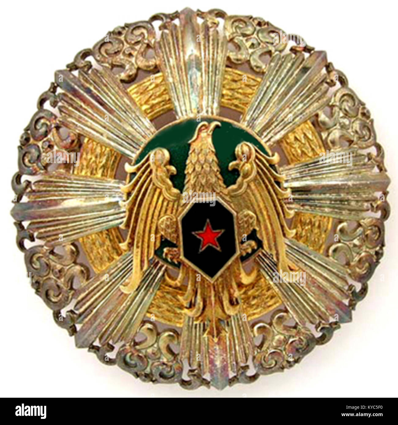L'immagine raffigura la Stella d'onore dell'ordine militare siriano, una decorazione militare assegnata per coraggio o servizio meritorio; la stella presenta elementi di design distinti come raggi multipli e lavori in smalto e riflette il sistema d'onore della Siria nelle sue forze armate. Foto Stock
