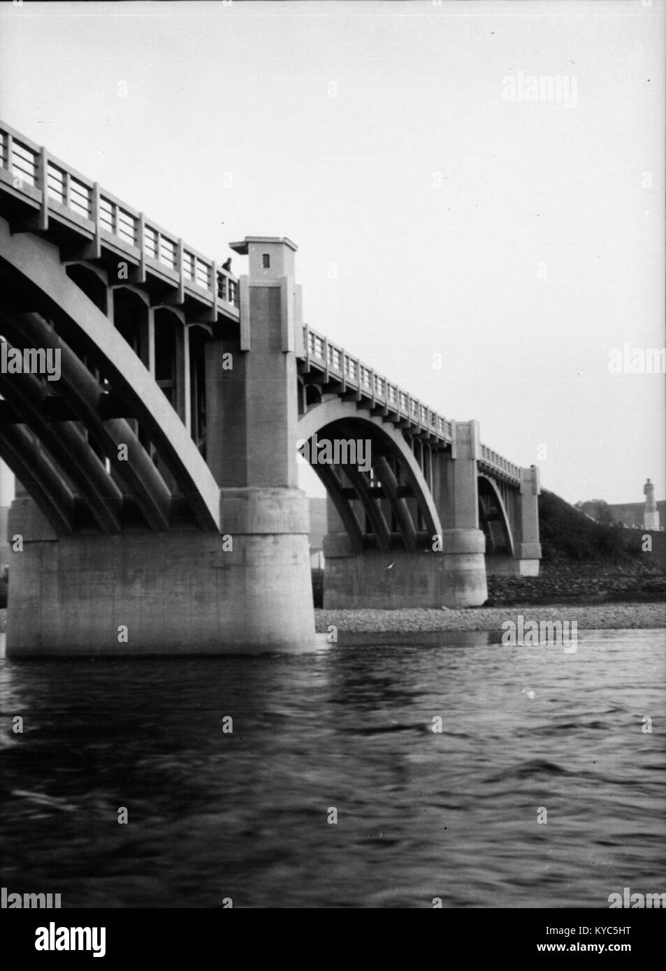Una fotografia del 1940 del Ponte di Orlovský, raffigurante il design architettonico del ponte e il paesaggio circostante durante l'inizio del XX secolo in Europa centrale. Foto Stock