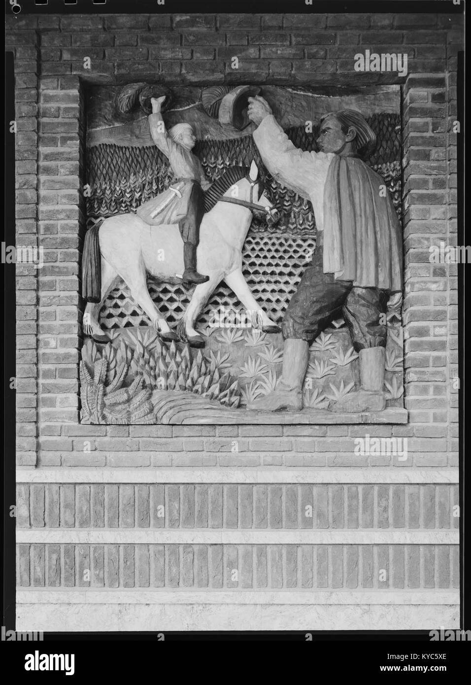 Il rilievo in legno di Erik Werenskiold nel municipio di Oslo raffigura scene storiche e culturali in forma scultorea, enfatizzando l'artigianato e i dettagli artistici. Foto Stock