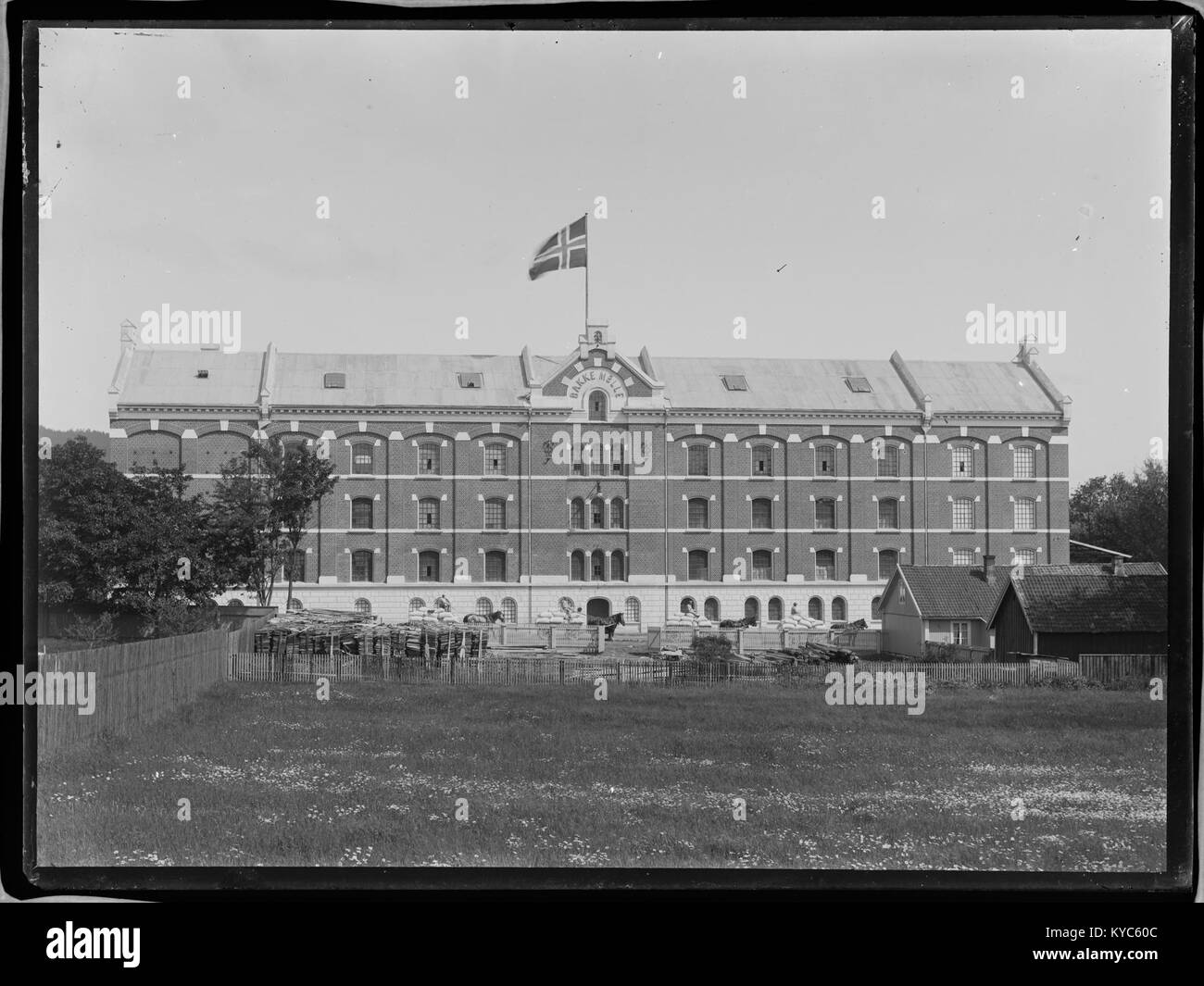 Una fotografia storica di Bakke Mill (Bakke mølle) lungo il fiume Akerselva a Oslo, Norvegia, che illustra il patrimonio industriale della città e lo sviluppo lungo il fiume. Foto Stock