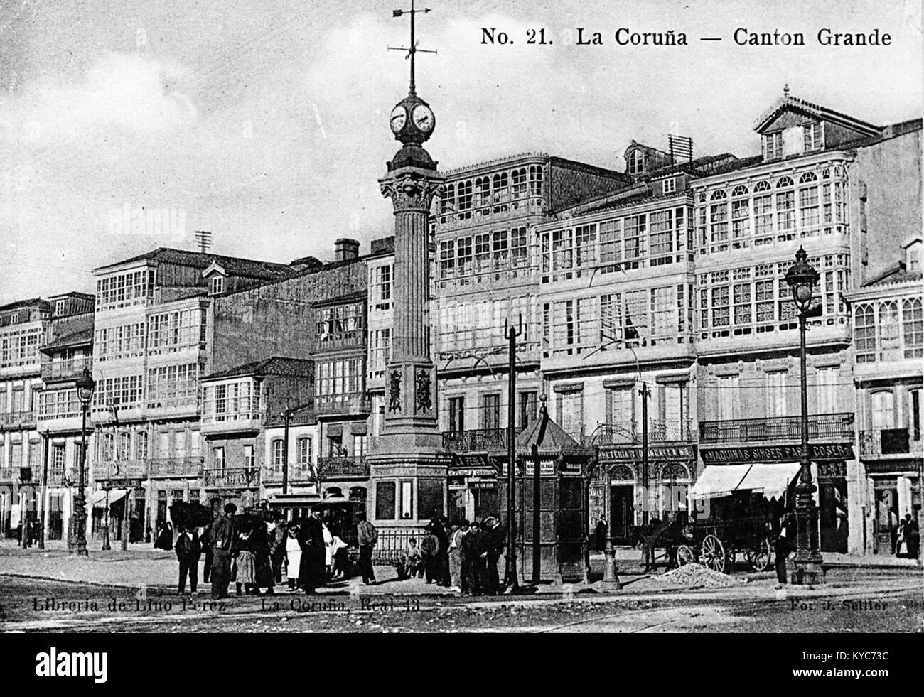 Una fotografia storica che mostra o Cantón grande a Coruña, Spagna, all'inizio del XX secolo, raffigurante l'architettura urbana, la vita di strada e lo sviluppo della città. Foto Stock