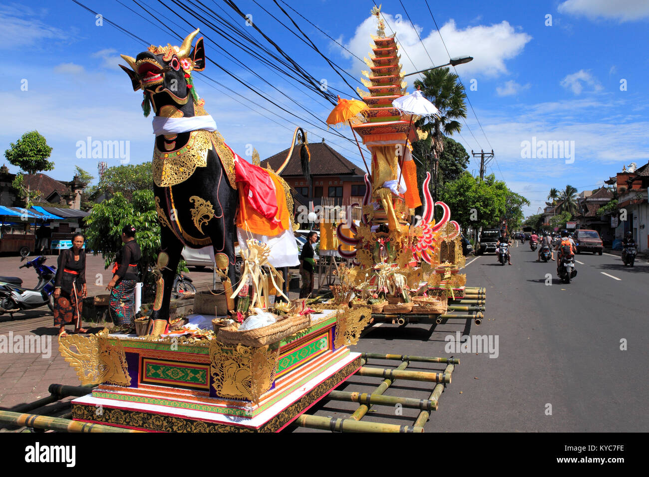 La cremazione Bull e Torre sul lato della strada principale. Peliatan, Ubud. Il traffico continua lungo questa strada trafficata come preparazioni sono fatte per il funerale. Foto Stock