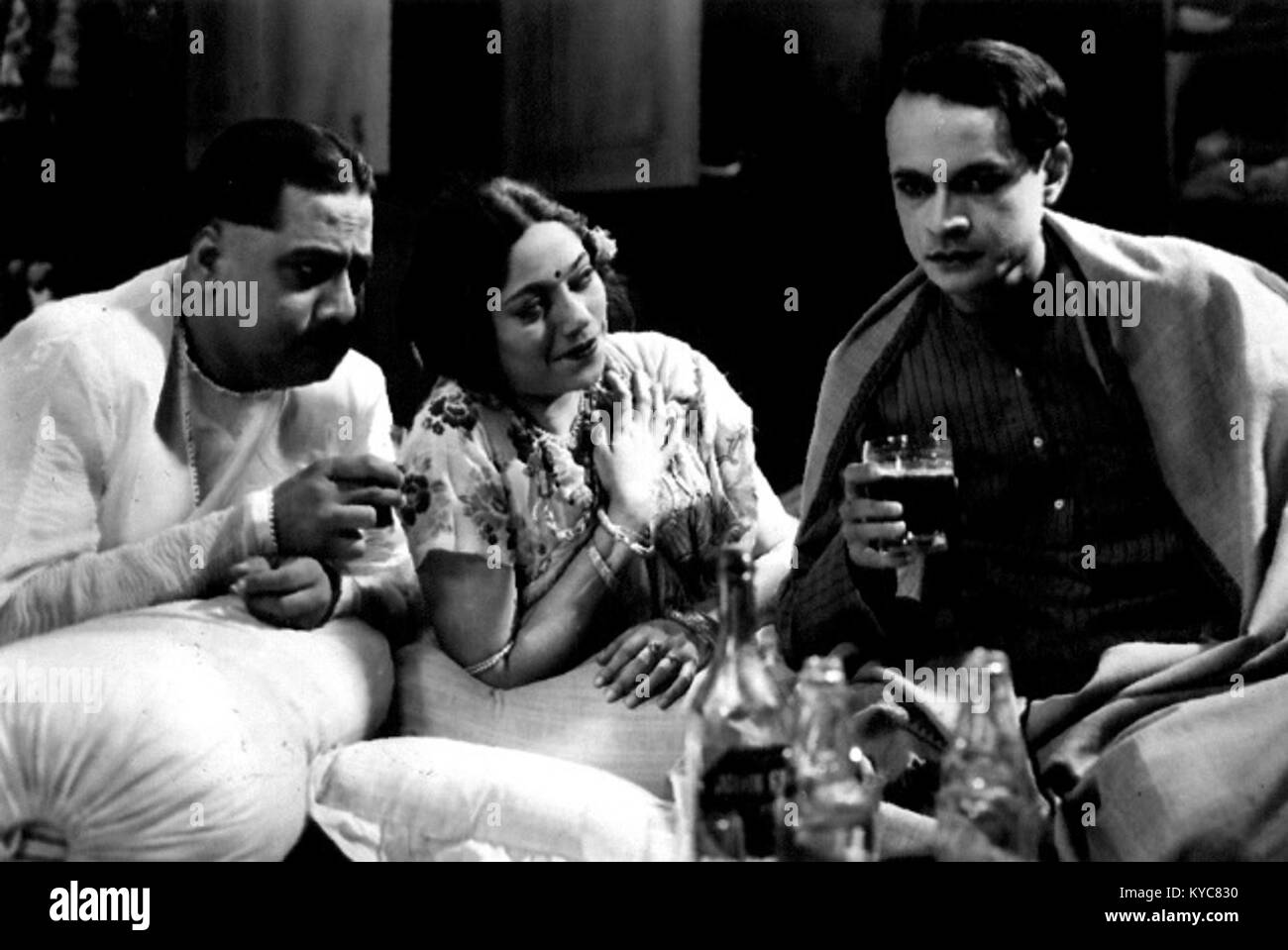 Un'immagine del film bengalese 'Devdas' del 1935 con P.C. Barua, Amar Mullick e Chandrabati. Il film, adattato dal romanzo di Sarat Chandra Chattopadhyay, esplora temi di amore e tragedia. Foto Stock