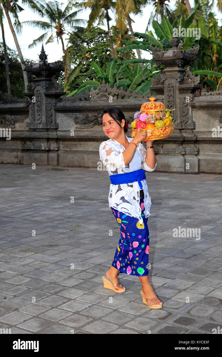 Donna Balinese che trasportano Tempio Offerte per cerimonia. Lovina, Bali, Indonesia Foto Stock