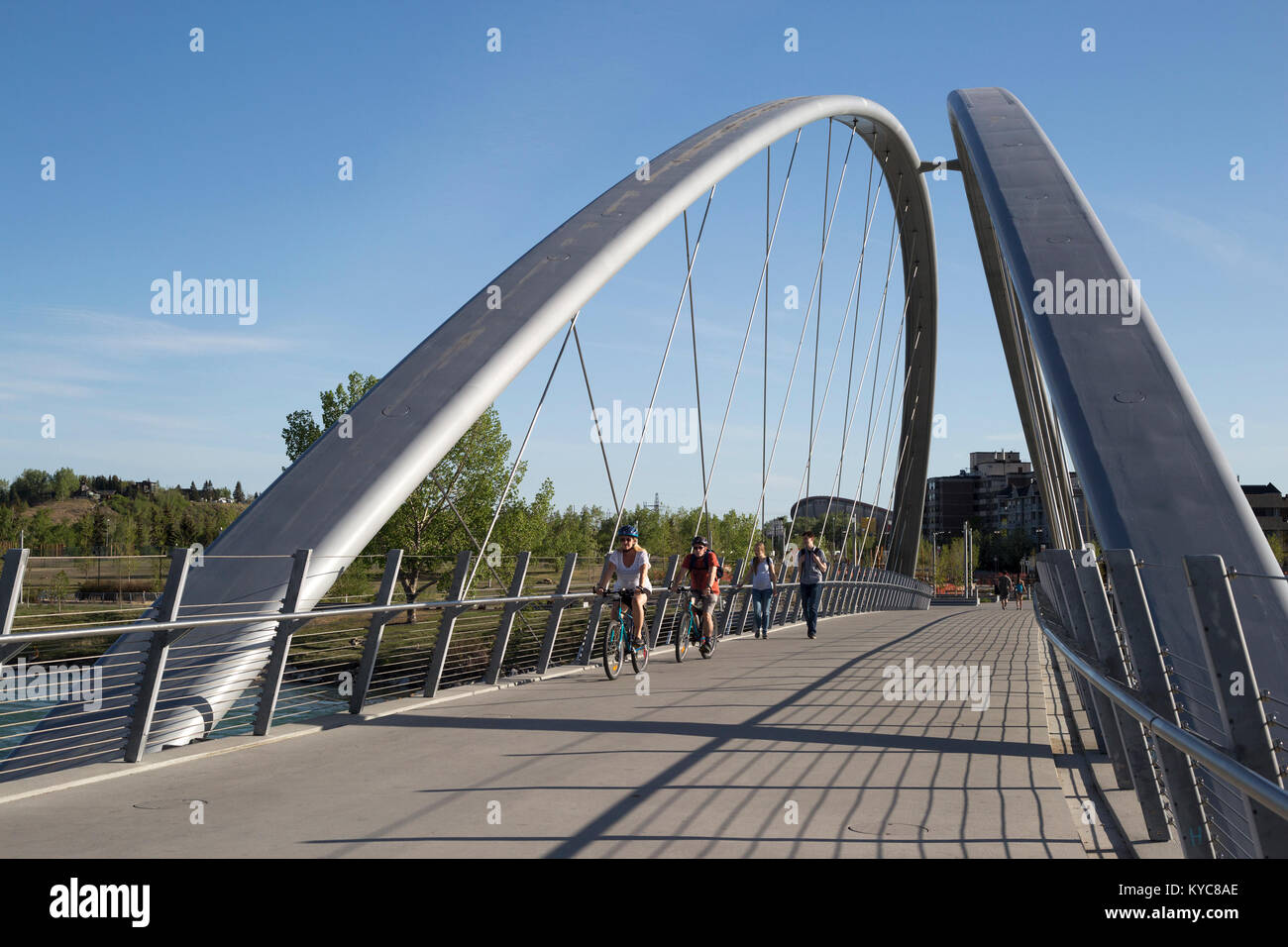 Ciclisti e pedoni che attraversano il ponte George C. King sul fiume Bow dall'East Village all'isola di San Patrizio e Bridgeland Foto Stock