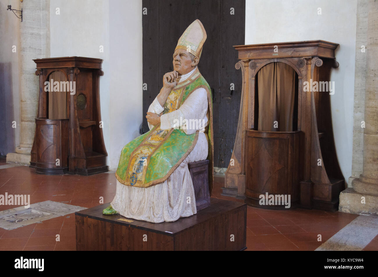 Un riflessivo-guardando la figura di Papa Pio II nella Cattedrale - Pienza, Toscana, Italia Foto Stock