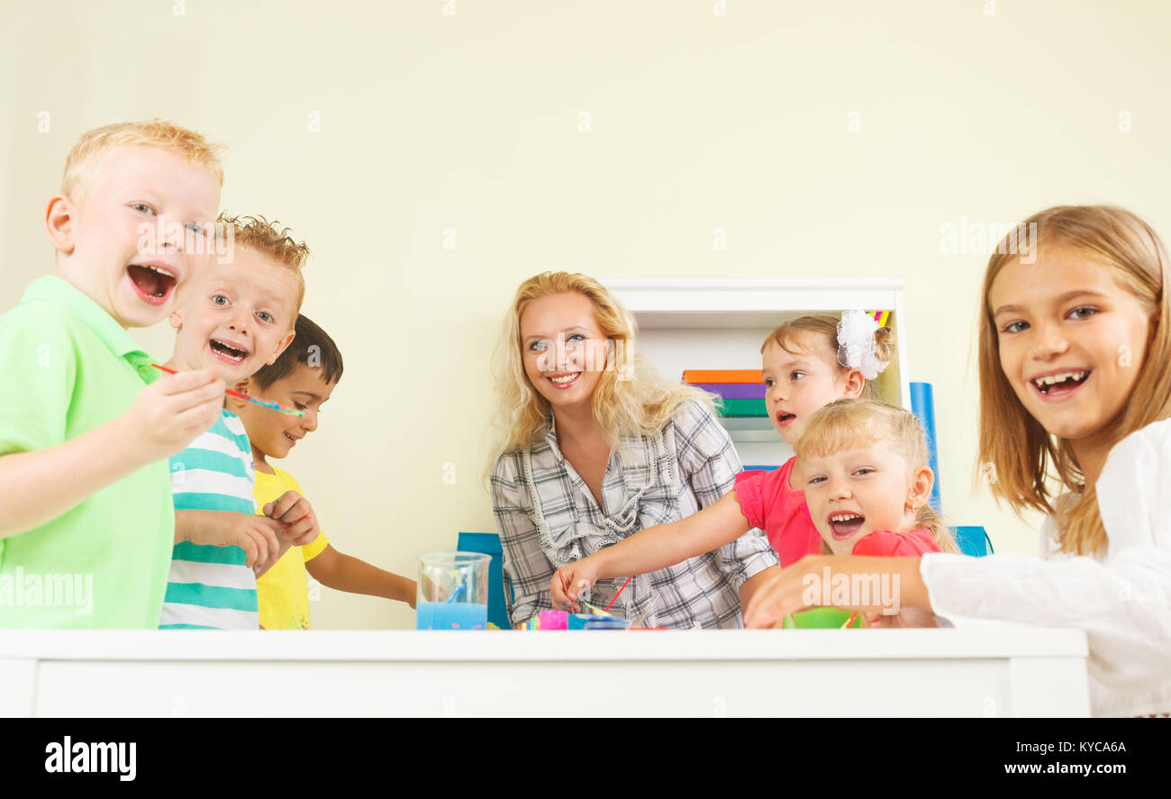 I bambini in età prescolare in aula con il loro insegnante Foto Stock