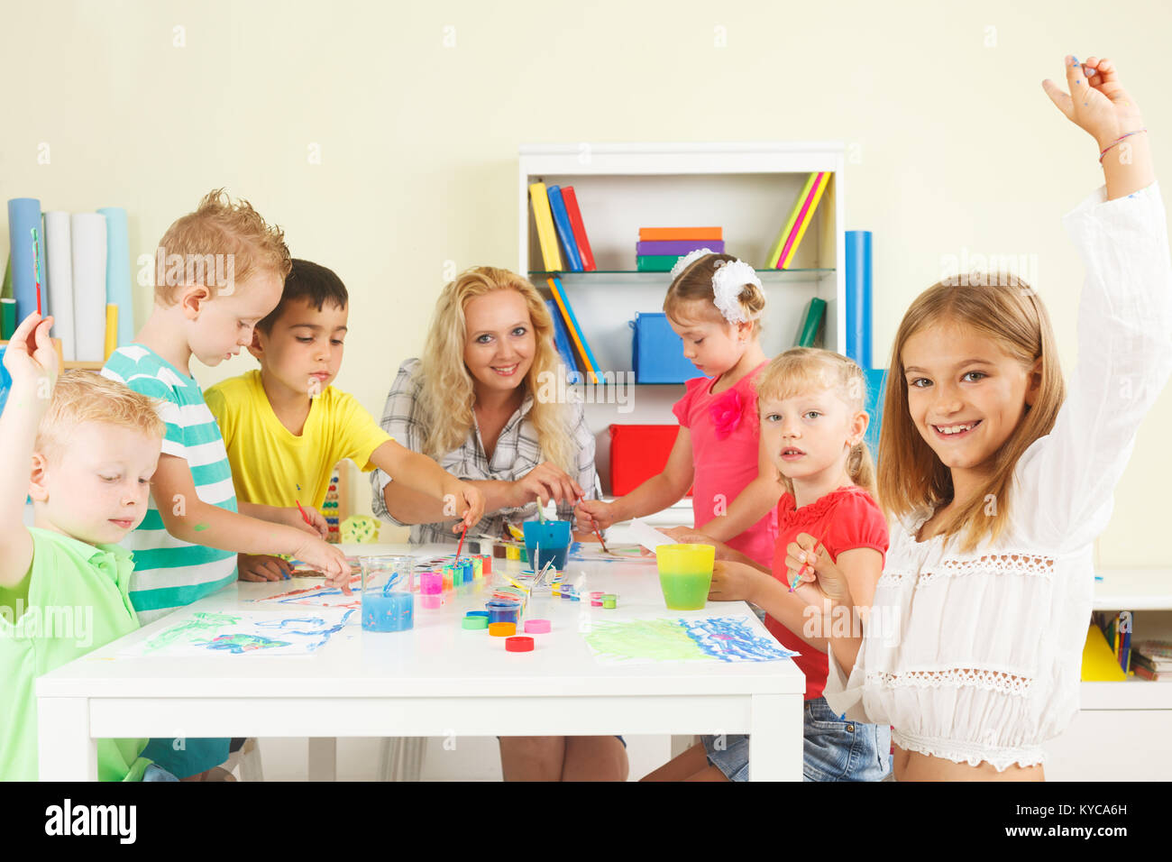 I bambini in età prescolare in aula con il loro insegnante Foto Stock