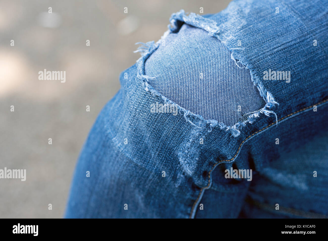 Moda Donna jeans strappati sulle ginocchia Foto Stock