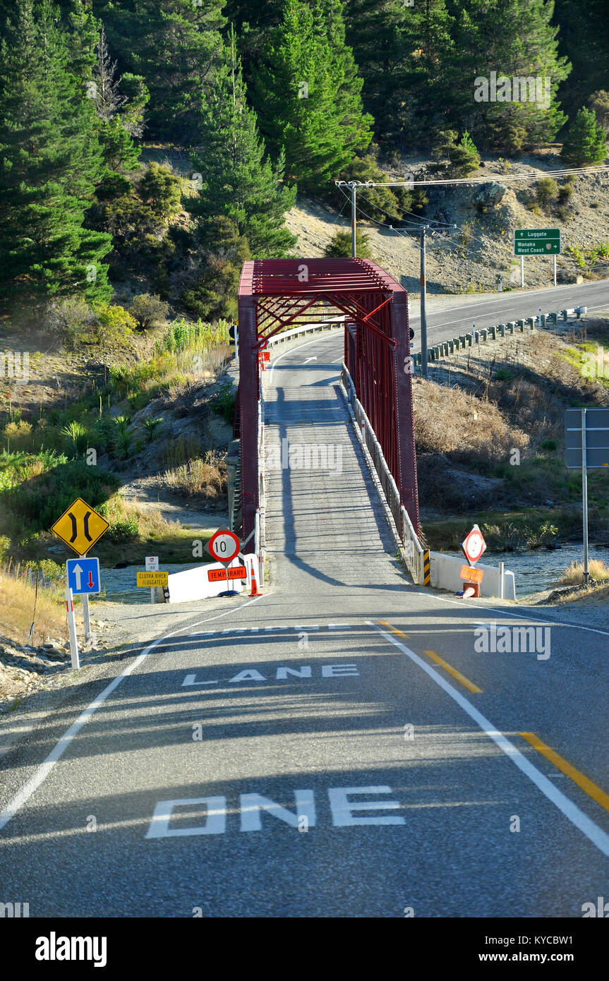 Una stretta corsia corsia singola ponte sul fiume Clutha a Luggate sulla Statale 8A. Verso Wanaka. Nuova Zelanda Isola del Sud Foto Stock