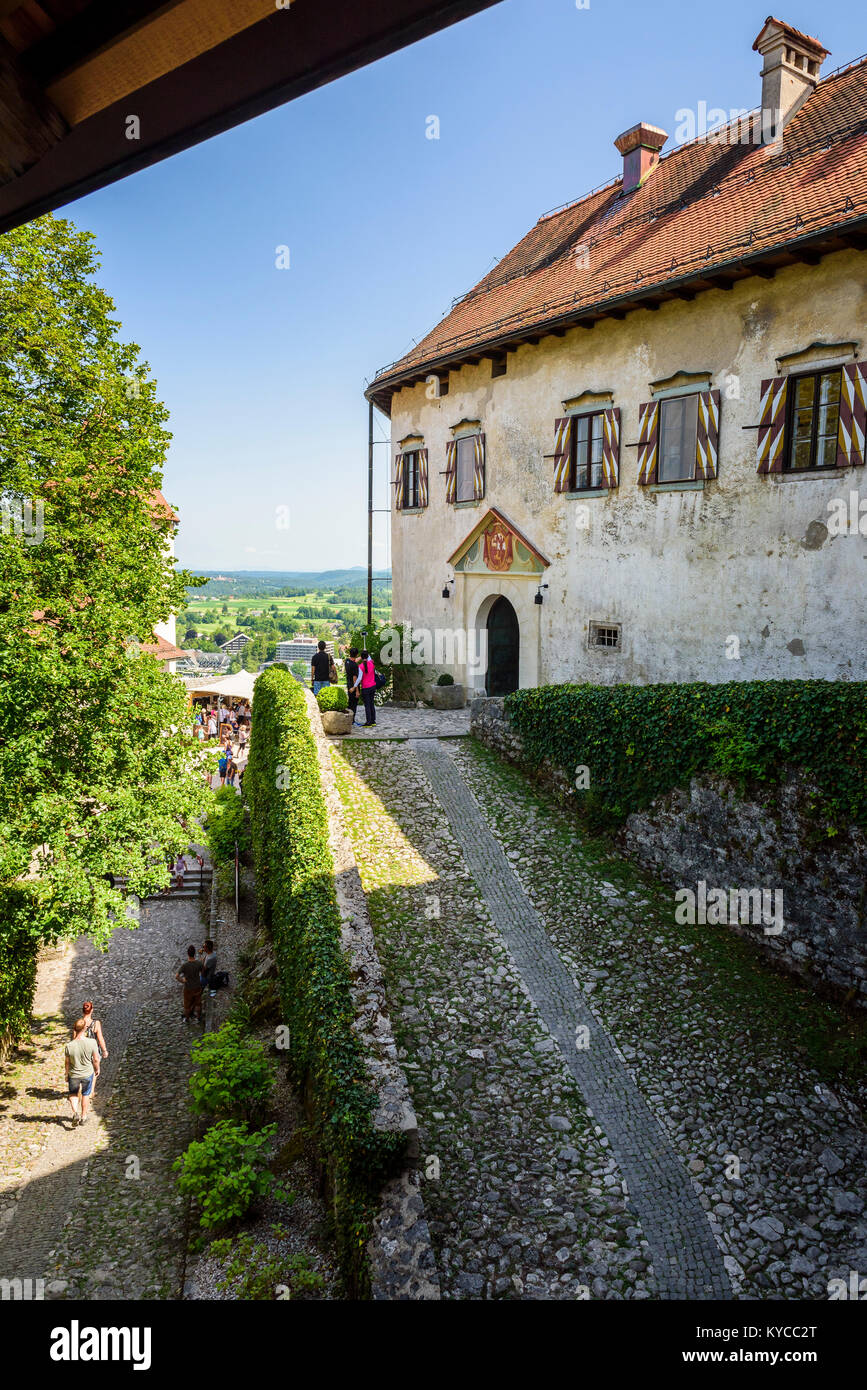 La rampa d'ingresso al castello Blejski grad, Bled, Slovenia. Foto Stock