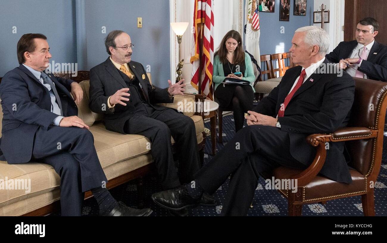 Stati Uniti Vice Presidente Mike Pence, a destra si incontra con il repubblicano membri del Congresso per discutere l'Iran proteste alla Casa Bianca il 4 gennaio 2018 a Washington, DC. Udienza con il Vice-presidente sono: Casa di Affari esteri Presidente sost. Ed Royce, sinistra e sost. Eliot Engel. Foto Stock