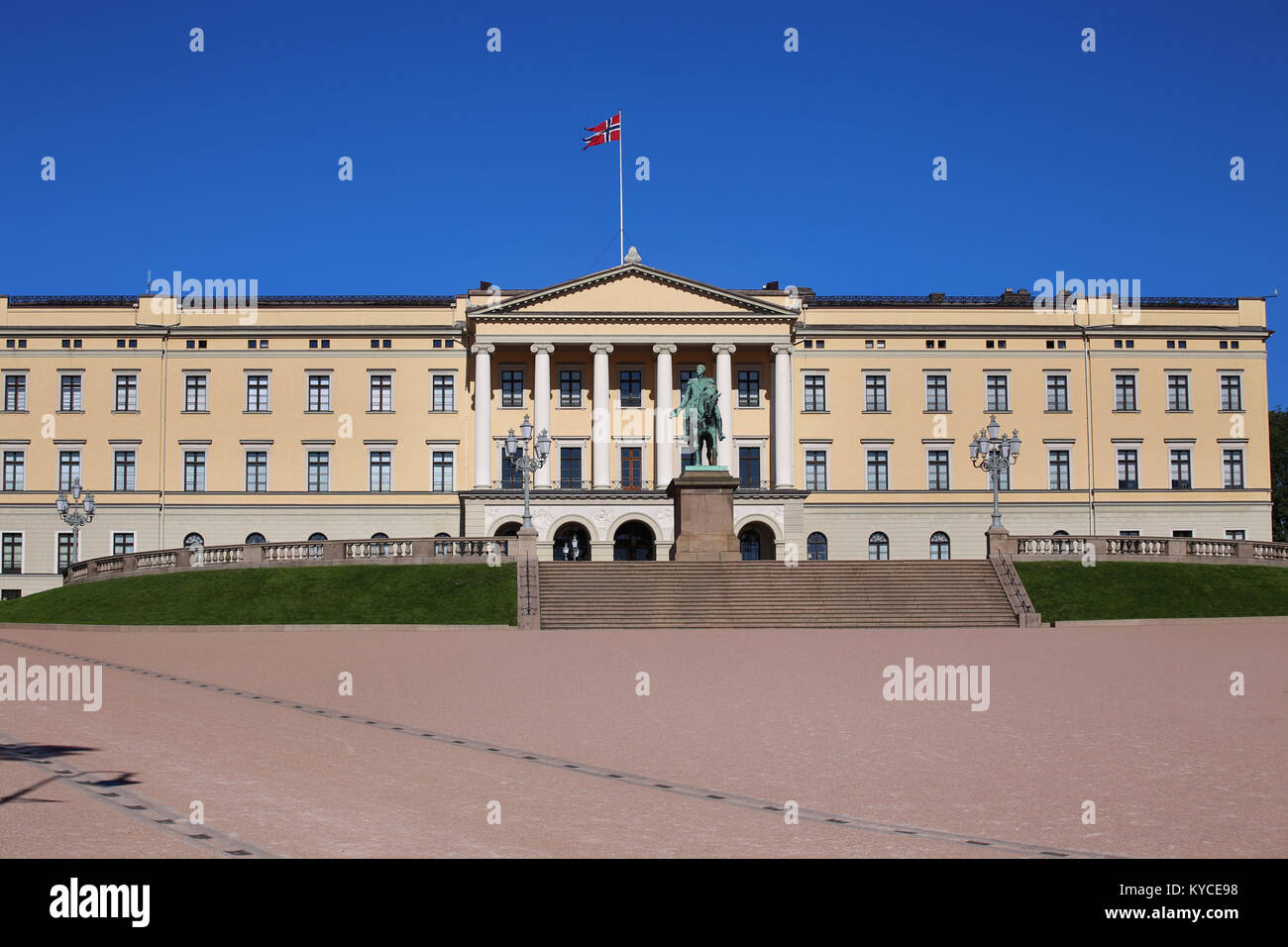 Il Royal Palace e la statua del re Karl Johan XIV a Oslo, Norvegia Foto Stock
