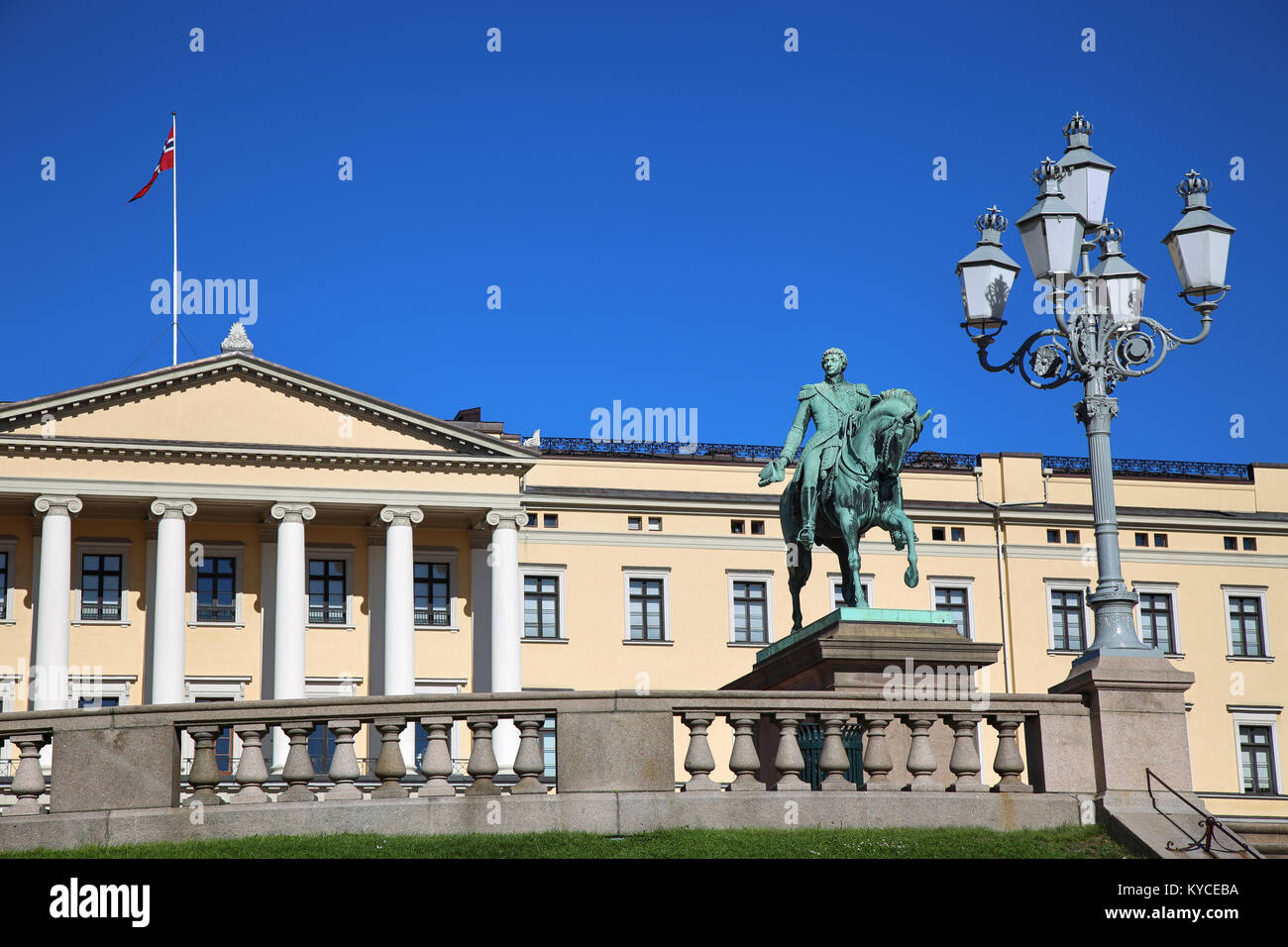 Il Royal Palace e la statua del re Karl Johan XIV a Oslo, Norvegia Foto Stock